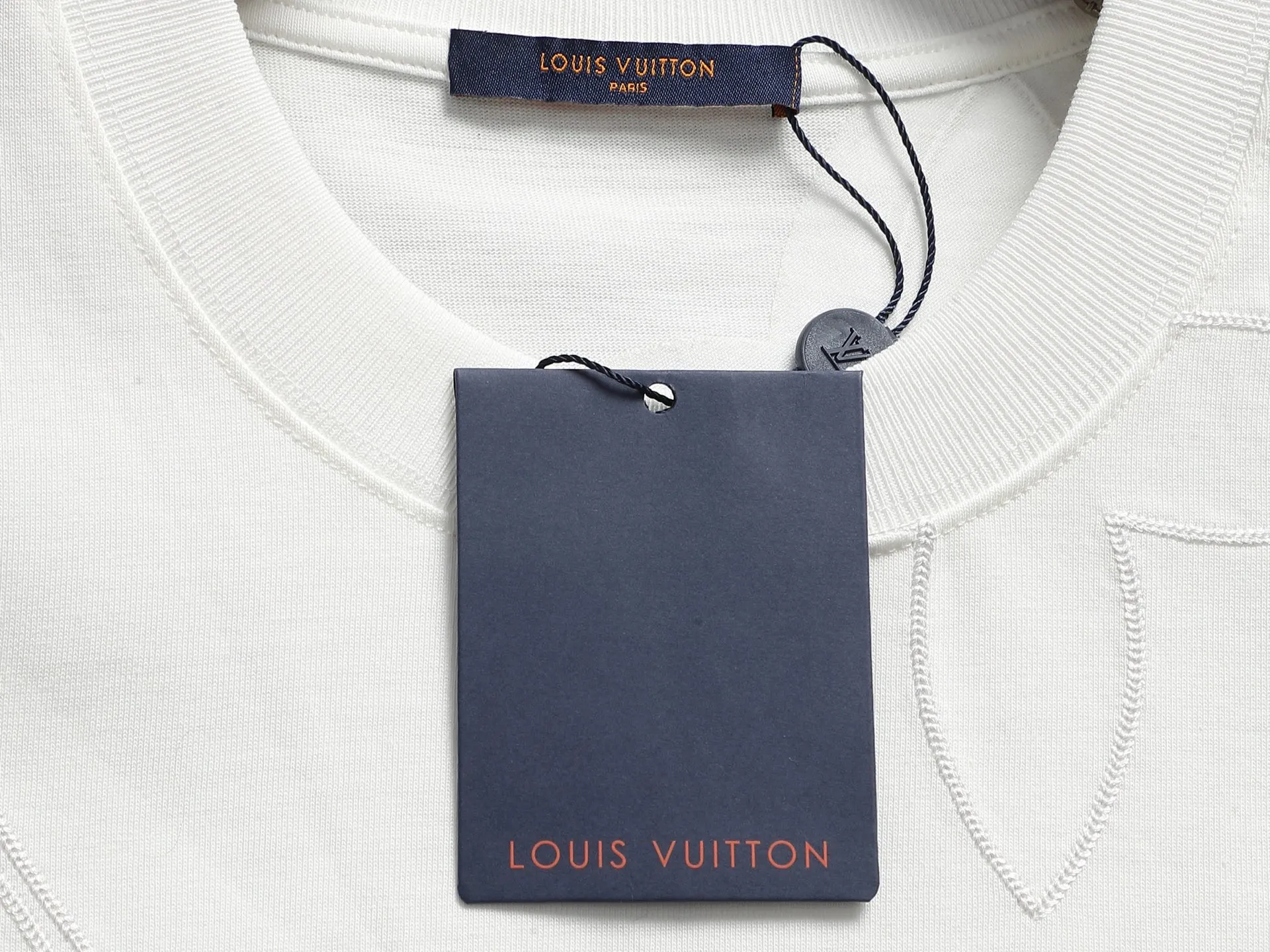 🅿️220 Louis Vuitton/Louis Vuitton The large logo is exquisitely upgraded, inspired by the retro embroidery of the 1980s. The original fabric is the same as the official short-sleeved T-shirt 320 grams. The fabric is dyed in the same vat. It feels very comfortable. The latest brick cabinet synchronization for spring and summer. Fashionable and personalized. Super versatile and good-looking. Very suitable for both men and women. A must-have for everyone. Hang tag. Collar label. Washed wheat. Three labels are complete. Color: black white. Size: S M L XL